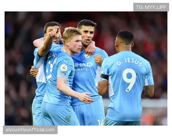 伊蒂哈德球场终场哨响,曼城众将围拢庆祝胜利 伊蒂哈德球场终场哨响,曼城众将围拢庆祝胜利